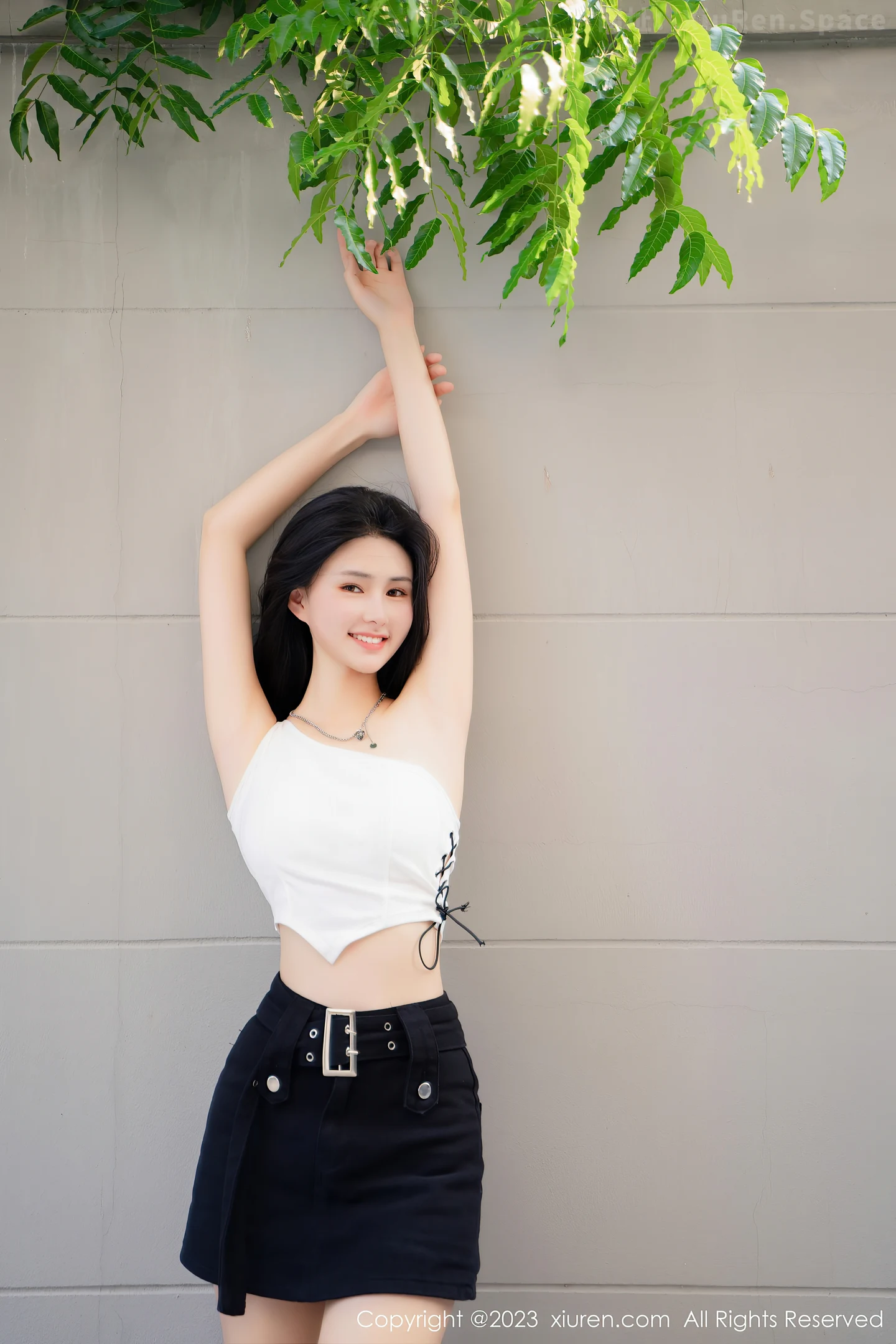 图片[4]-[XiuRen秀人网]2023.05.25 VOL.6798 艾希儿 白色单肩小背心与黑色短裙加肉丝美腿性感私房写真集-秀人网官方网站